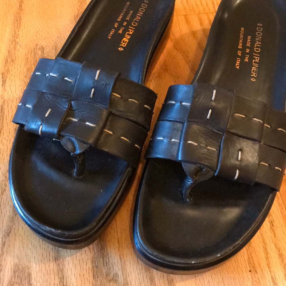 Donald Pliner Thong Slides platform